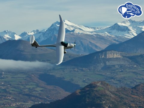 Les Mées. Alpes-de-Haute-Provence : un avion remorqueur de planeur